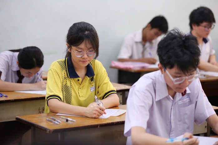 Thí sinh thi môn ngữ văn tốt nghiệp THPT, đón xem gợi ý giải đề - Ảnh 3.