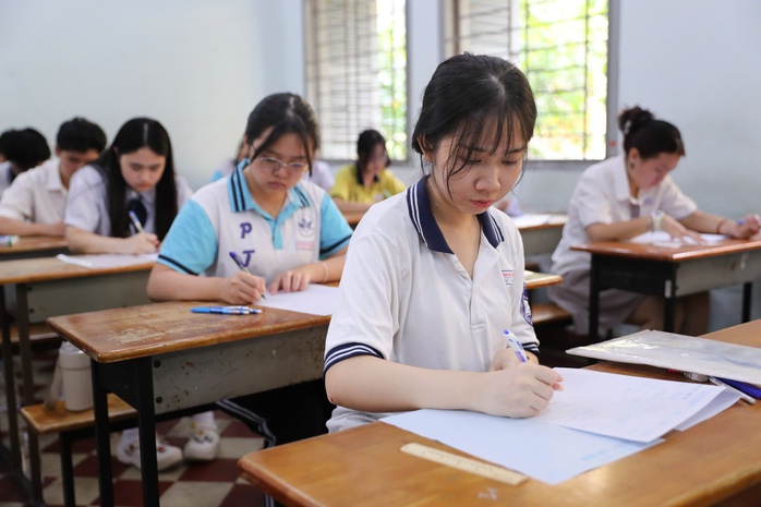 Thí sinh thi môn ngữ văn tốt nghiệp THPT, đón xem gợi ý giải đề - Ảnh 2.
