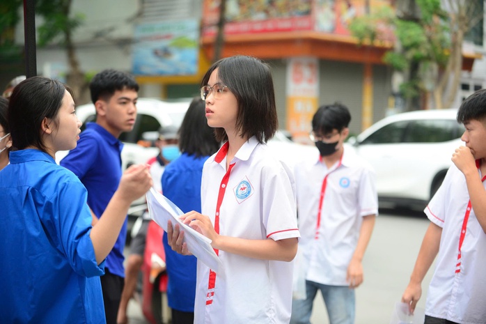 Bắt đầu thi tốt nghiệp THPT: Lãnh đạo TPHCM đến điểm thi động viên thí sinh - Ảnh 14.