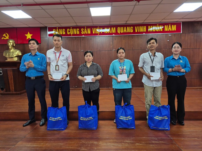 Gặp lãnh đạo Tổng LĐLĐ Việt Nam, người lao động gửi gắm tâm tư về lương, nhà ở xã hội - Ảnh 2.