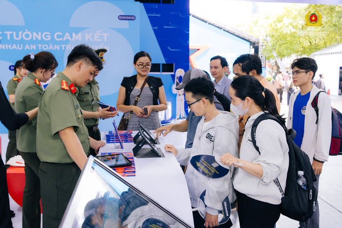 Khai mạc chuỗi hoạt động "Tổ quốc b&igrave;nh y&ecirc;n" tại TPHCM - Ảnh 4.