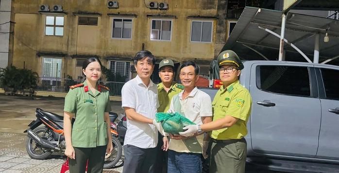 Nhặt được túi chứa tê tê Java qúy hiếm , người đàn ông giao nộp cho phường - Ảnh 1. Nhặt được túi chứa tê tê Java qúy hiếm , người đàn ông giao nộp cho phường - Ảnh 1.