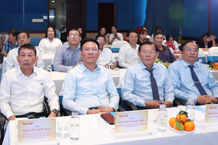 BÁO NGƯỜI LAO ĐỘNG TRAO GIẢI BA CUỘC THI VIẾT: Cuộc "đối thoại" bất ngờ, đầy cảm xúc - Ảnh 1. BÁO NGƯỜI LAO ĐỘNG TRAO GIẢI BA CUỘC THI VIẾT: Cuộc "đối thoại" bất ngờ, đầy cảm xúc - Ảnh 1.