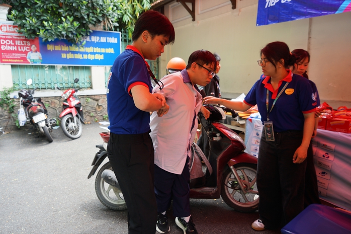 Hơn 1,2 triệu thí sinh bắt đầu bài thi môn Toán - Ảnh 4.