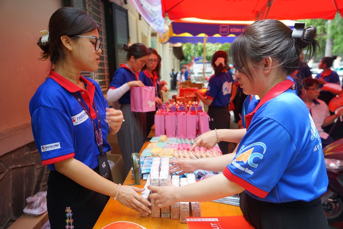 Hơn 1,2 triệu thí sinh bắt đầu bài thi môn Toán - Ảnh 3.