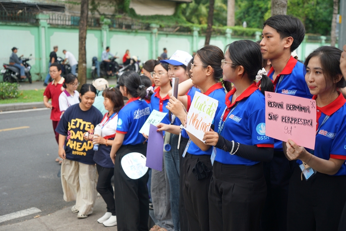 Tiếp sức mùa thi bằng nhiều thứ tiếng - Ảnh 1.