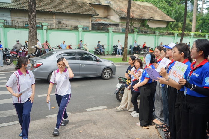 Hơn 1,2 triệu thí sinh bắt đầu bài thi môn Toán - Ảnh 1.