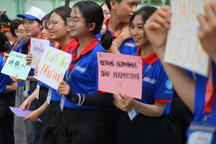 Những h&igrave;nh ảnh đẹp của sinh vi&ecirc;n t&igrave;nh nguyện trong kỳ thi THPT 2026 - Ảnh 11.
