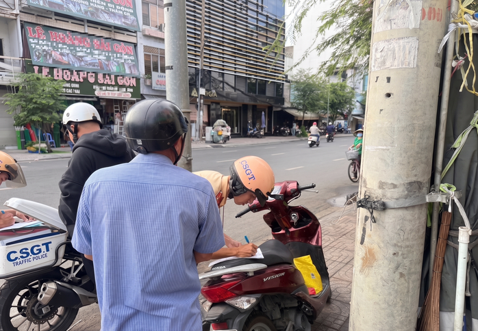 CSGT TPHCM xử phạt nhiều chủ xe máy do đi trên vỉa hè để "né" kẹt xe - Ảnh 2.