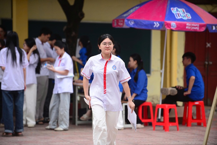 Bắt đầu thi tốt nghiệp THPT: Lãnh đạo TPHCM đến điểm thi động viên thí sinh - Ảnh 13.