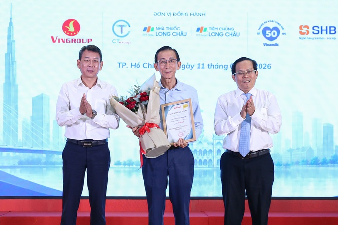 BÁO NGƯỜI LAO ĐỘNG TRAO GIẢI BA CUỘC THI VIẾT: Cuộc "đối thoại" bất ngờ, đầy cảm xúc - Ảnh 2. BÁO NGƯỜI LAO ĐỘNG TRAO GIẢI BA CUỘC THI VIẾT: Cuộc "đối thoại" bất ngờ, đầy cảm xúc - Ảnh 2.