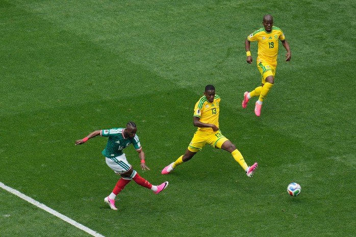 Hỗn chiến ng&agrave;y khai mạc World Cup 2026: 3 thẻ đỏ, Mexico thắng nhẹ nh&agrave;ng - Ảnh 1.
