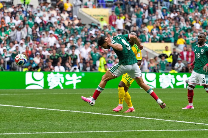 Hỗn chiến ng&agrave;y khai mạc World Cup 2026: 3 thẻ đỏ, Mexico thắng nhẹ nh&agrave;ng - Ảnh 2.