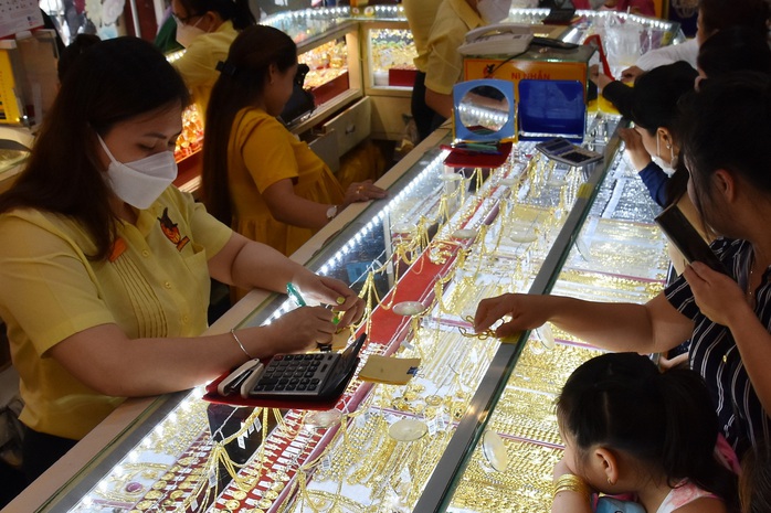 Gi&aacute; v&agrave;ng h&ocirc;m nay 12-6: V&agrave;ng thế giới đảo chiều bật tăng 147 USD - Ảnh 1.