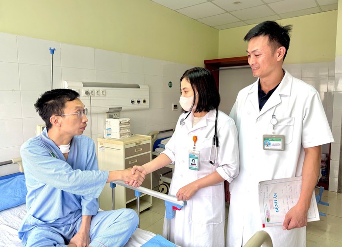 Gần 4 giờ gi&agrave;nh giật sự sống cho trung t&aacute; c&ocirc;ng an bị đ&acirc;m trọng thương - Ảnh 1.
