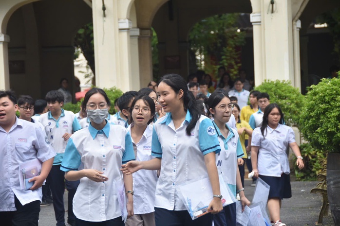 Xem đề thi ngữ văn tốt nghiệp THPT, đón xem gợi ý giải đề TẠI ĐÂY - Ảnh 12.