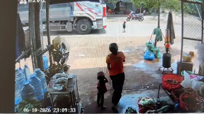 Bé trai 3 tuổi bị xe tải tông tử vong ghi lại qua Camera an ninh - Ảnh 1. Bé trai 3 tuổi bị xe tải tông tử vong ghi lại qua Camera an ninh - Ảnh 1.