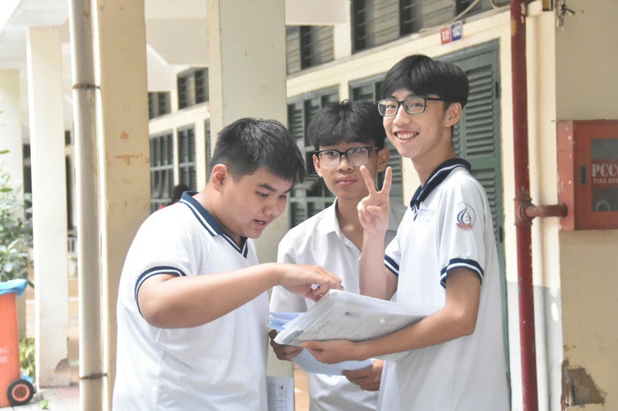 Đề thi môn Toán tốt nghiệp THPT và gợi ý giải đề - Ảnh 7.