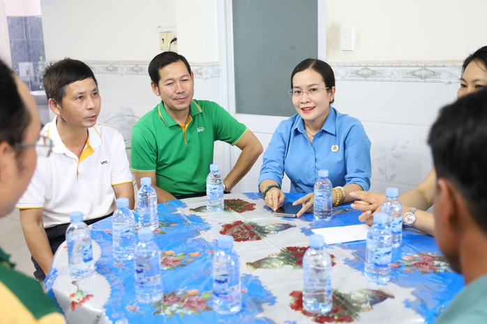LĐLĐ TPHCM trao quà Đại hội XIV Công đoàn Việt Nam đến đoàn viên - lao động khó khăn - Ảnh 1.