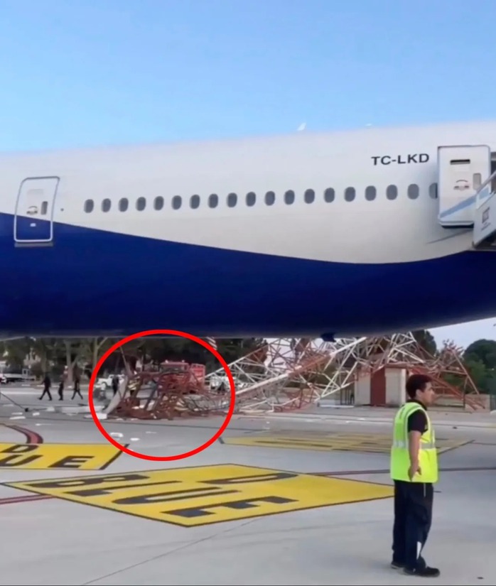Kinh hoàng Boeing 777 va chạm cột radar, xé toạc thân cánh tại sân bay - Ảnh 2.