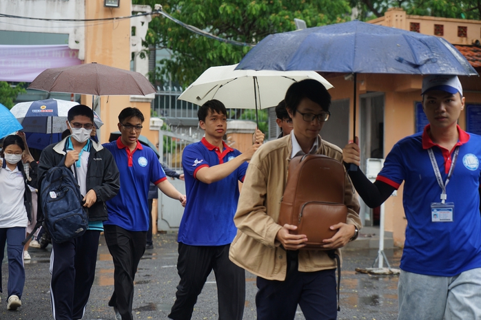 Những h&igrave;nh ảnh đẹp của sinh vi&ecirc;n t&igrave;nh nguyện trong kỳ thi THPT 2026 - Ảnh 8.