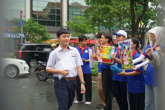 Những h&igrave;nh ảnh đẹp của sinh vi&ecirc;n t&igrave;nh nguyện trong kỳ thi THPT 2026 - Ảnh 9.