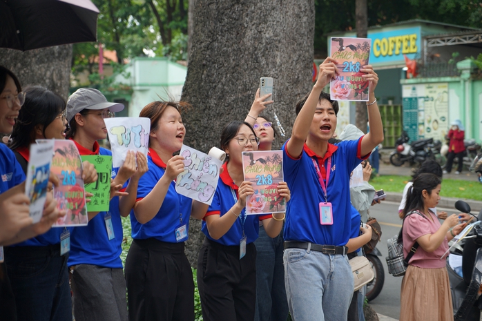 Những h&igrave;nh ảnh đẹp của sinh vi&ecirc;n t&igrave;nh nguyện trong kỳ thi THPT 2026 - Ảnh 5.