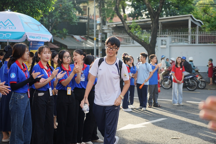 Những h&igrave;nh ảnh đẹp của sinh vi&ecirc;n t&igrave;nh nguyện trong kỳ thi THPT 2026 - Ảnh 4.