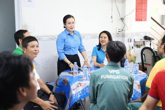 LĐLĐ TPHCM trao quà Đại hội XIV Công đoàn Việt Nam đến đoàn viên - lao động khó khăn - Ảnh 2.