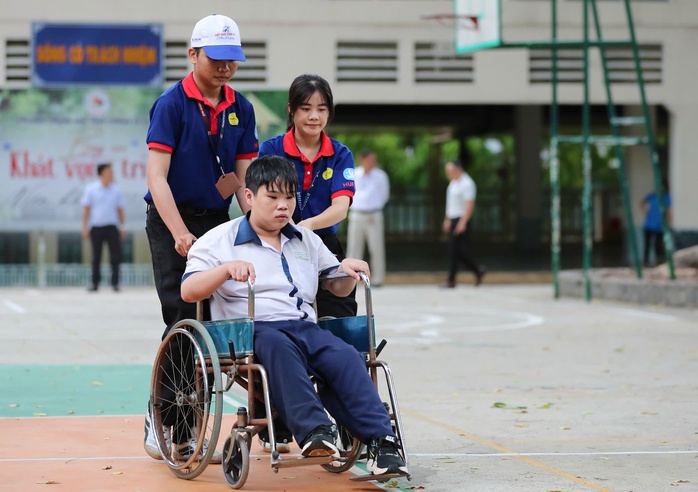 Những h&igrave;nh ảnh đẹp của sinh vi&ecirc;n t&igrave;nh nguyện trong kỳ thi THPT 2026 - Ảnh 6.