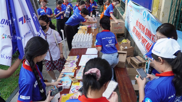 Những h&igrave;nh ảnh đẹp của sinh vi&ecirc;n t&igrave;nh nguyện trong kỳ thi THPT 2026 - Ảnh 2.