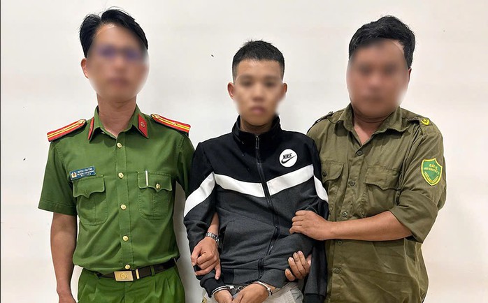 Tạm giữ kẻ tấn c&ocirc;ng cha ruột , l&agrave;m thương t&iacute;ch c&aacute;n bộ c&ocirc;ng an tại Đ&agrave; Nẵng - Ảnh 1.