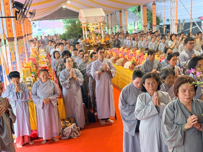 Trang nghiêm lễ cầu siêu liệt sĩ tại công viên Lê Thị Riêng, TPHCM - Ảnh 3.