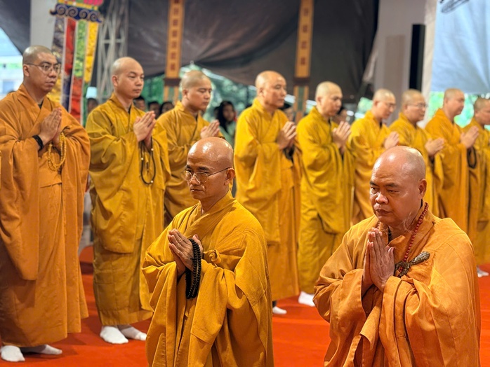 Trang nghiêm lễ cầu siêu liệt sĩ tại công viên Lê Thị Riêng, TPHCM - Ảnh 2.