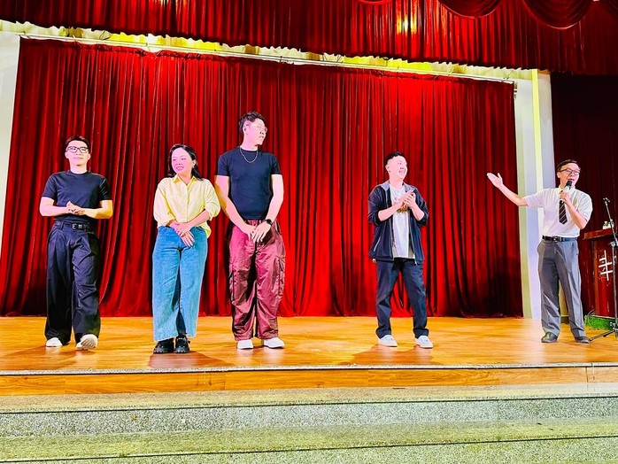 Sài Gòn Tếu show độc thoại hài có điểm diễn mới - Ảnh 4.