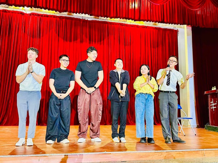 Sài Gòn Tếu show độc thoại hài có điểm diễn mới - Ảnh 1.