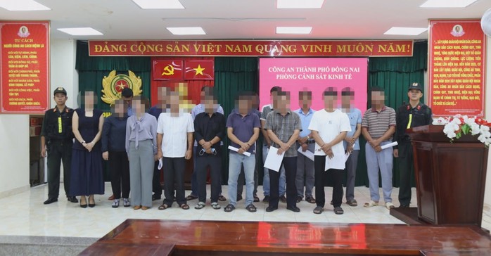 Bóc gỡ đường dây mua bán hóa đơn 1 . 000 Tỉ Đồng tại Đồng Nai - Ảnh 1. Bóc gỡ đường dây mua bán hóa đơn 1 . 000 Tỉ Đồng tại Đồng Nai - Ảnh 1.