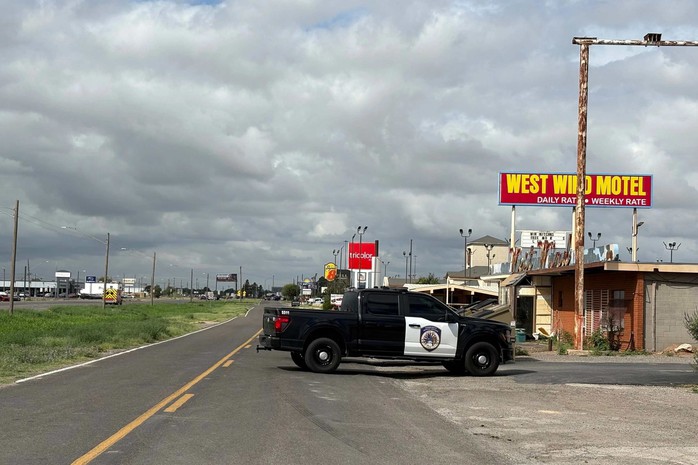40 phát súng vang lên trong vụ xả súng ở Texas - Mỹ - Ảnh 3. 40 tiếng súng vang lên trong vụ xả súng ở Texas - Mỹ - Ảnh 3.
