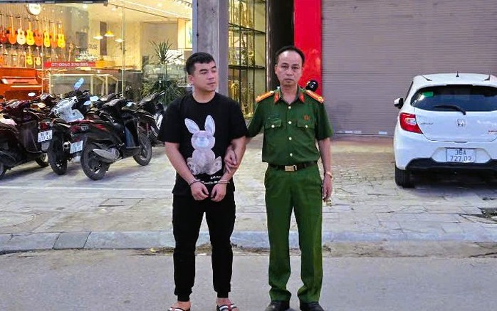 Tạm giữ hình sự người đàn ông đánh tới tấp shiper giữa phố - Ảnh 2.