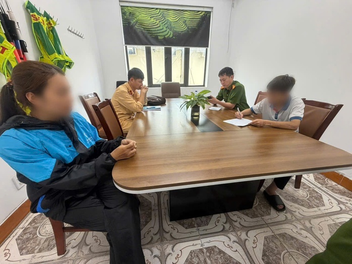 Xử phạt thanh niên điều khiển xe máy điện "bốc đầu", tịch thu phương tiện - Ảnh 2.