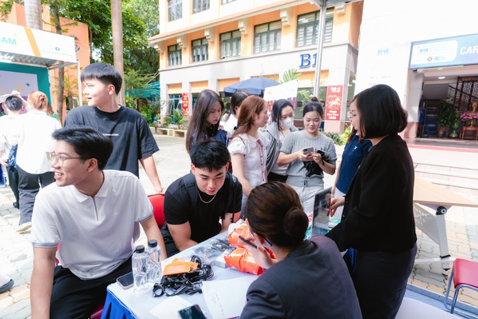 HSB đặt mục ti&ecirc;u mọi sinh vi&ecirc;n đều c&oacute; cơ hội việc l&agrave;m ph&ugrave; hợp sau tốt nghiệp - Ảnh 4.