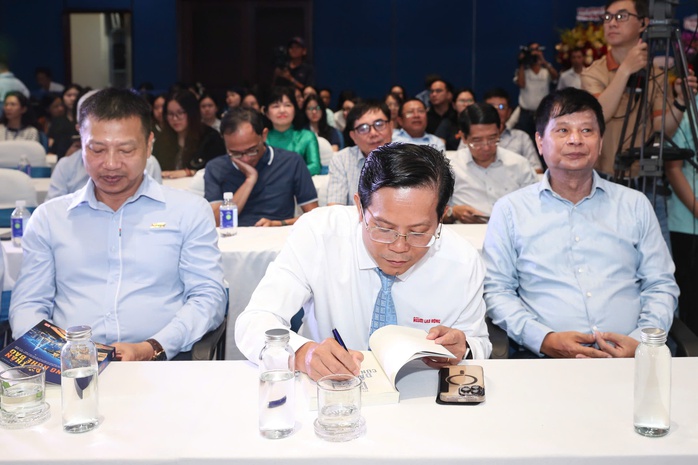 Hành trình hơn 30 năm cầm bút vì cộng đồng - Ảnh 3.