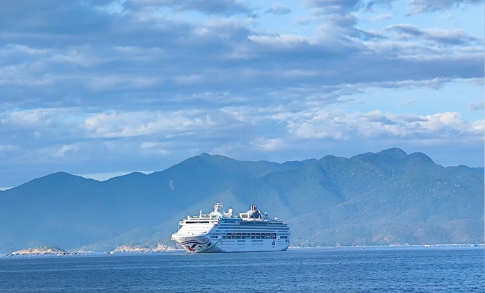 Khanh Hoa welcomes over 1,300 international cruise tourists from Star Voyager - Ảnh 2. Khanh Hoa welcomes over 1,300 international cruise tourists from Star Voyager - Ảnh 2.