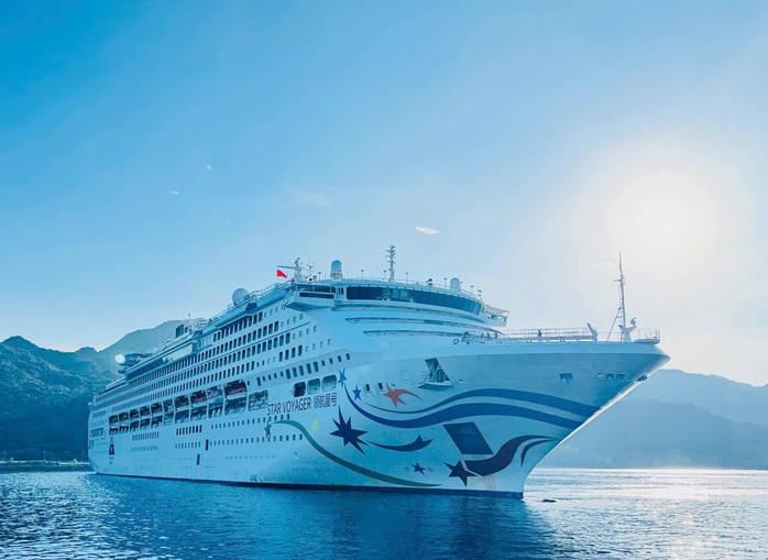 Khanh Hoa welcomes over 1,300 international cruise tourists from Star Voyager - Ảnh 1. Khanh Hoa welcomes over 1,300 international cruise tourists from Star Voyager - Ảnh 1.