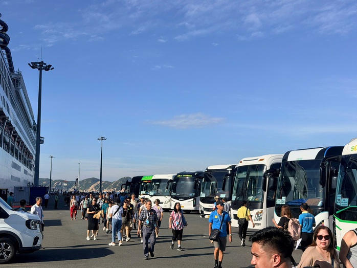 Khanh Hoa welcomes over 1,300 international cruise tourists from Star Voyager - Ảnh 4. Khanh Hoa welcomes over 1,300 international cruise tourists from Star Voyager - Ảnh 4.
