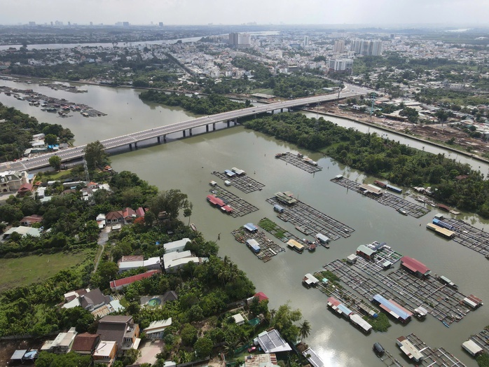Giải tỏa lồng bè tự phát trên sông Đồng Nai - Ảnh 1.