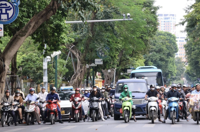 Hà Nội thí điểm hạn chế xe xăng tại vùng phát thải thấp từ năm 2026 - Ảnh 1. Hà Nội thí điểm hạn chế xe xăng tại vùng phát thải thấp từ năm 2026 - Ảnh 1.