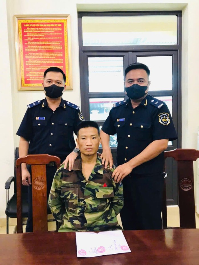 Lực lượng Hải quan bắt giữ 200 viên ma túy tổng hợp và 12.000 viên hồng phiến ở khu vực biên giới - Ảnh 1.