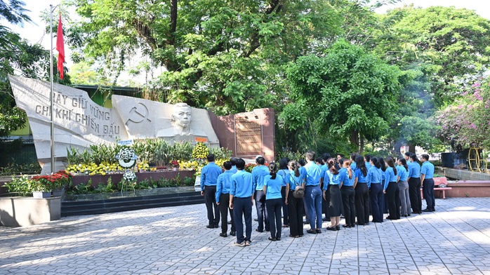 Bia liệt sĩ  - Ảnh 1.
