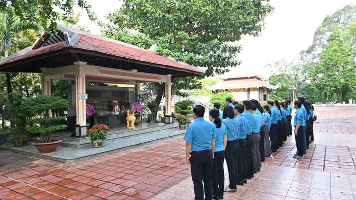 Bia liệt sĩ  - Ảnh 4.
